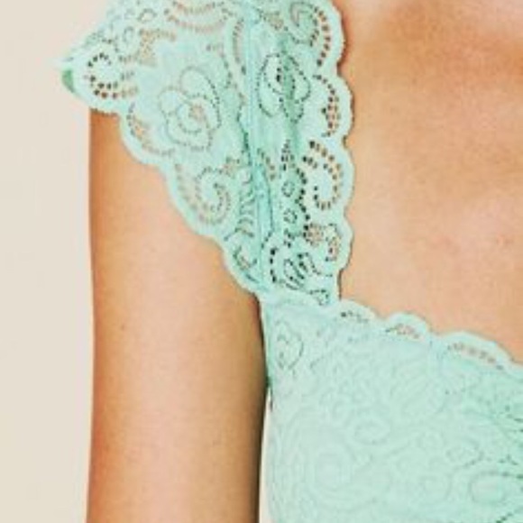 Scallops Edge Lace Crop - Picture 2 of 4